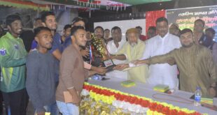 কাশীপুরে ওয়ারিশ সরদার বাড়ি যুব সমাজের গোল্ড কাপ নাইট ক্রিকেটের পুরস্কার বিতরণ